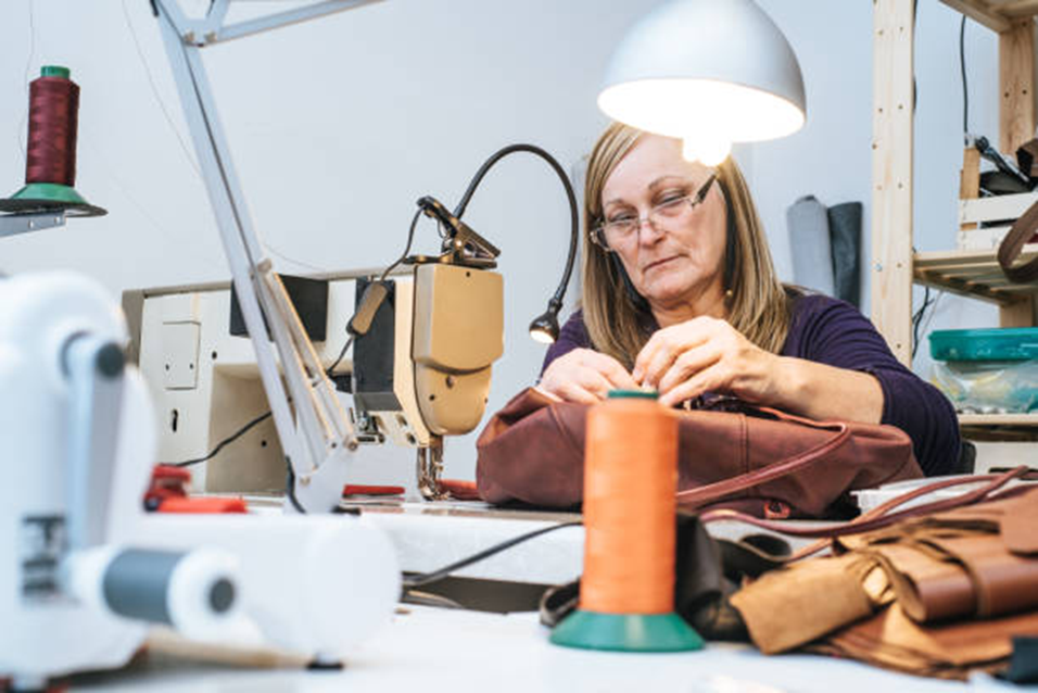 Hand Sewn Bags vs. Machine-Made Bags: What Changes in Daily Use